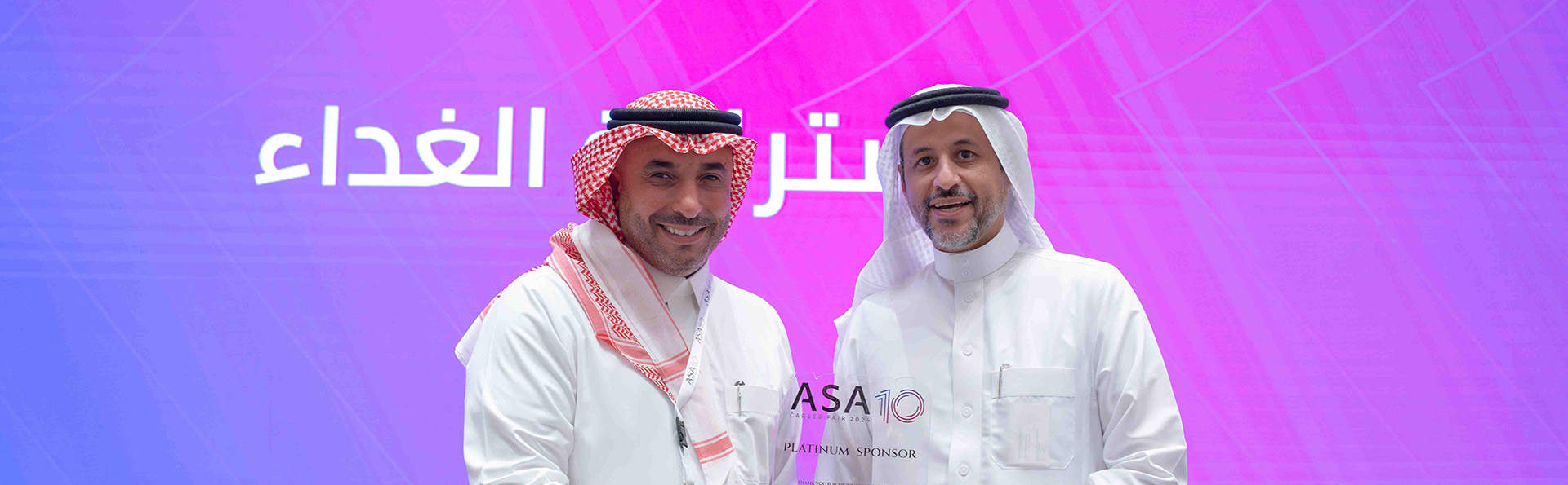رجل أعمال يتسلم جائزة في معرض أعمال
