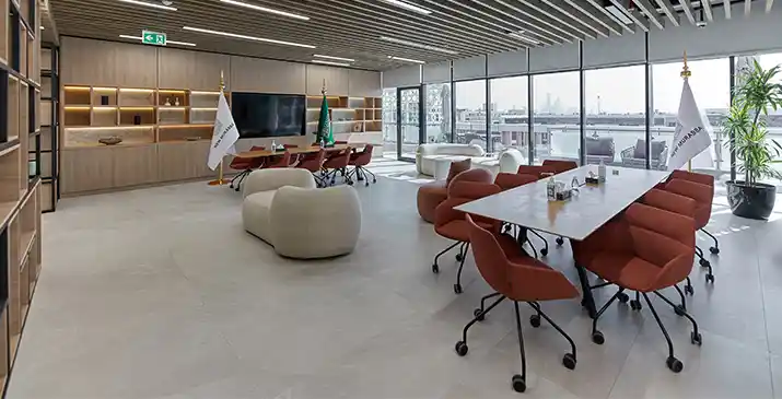 قاعة اجتماعات كبيرة بديكور عصري