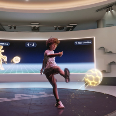 طفل يلعب كرة القدم في غرفة مستقبلية.