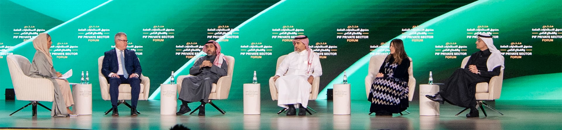 وفد من شركة مربع الجديدة للتطوير في منتدى القطاع الخاص لصندوق الاستثمارات العامة في الرياض. من اليسار إلى اليمين: رون هاين، سلمان الهبيس، أيمن الوليدي، رولا صادق، عبد الرحمن أبا الخيل.