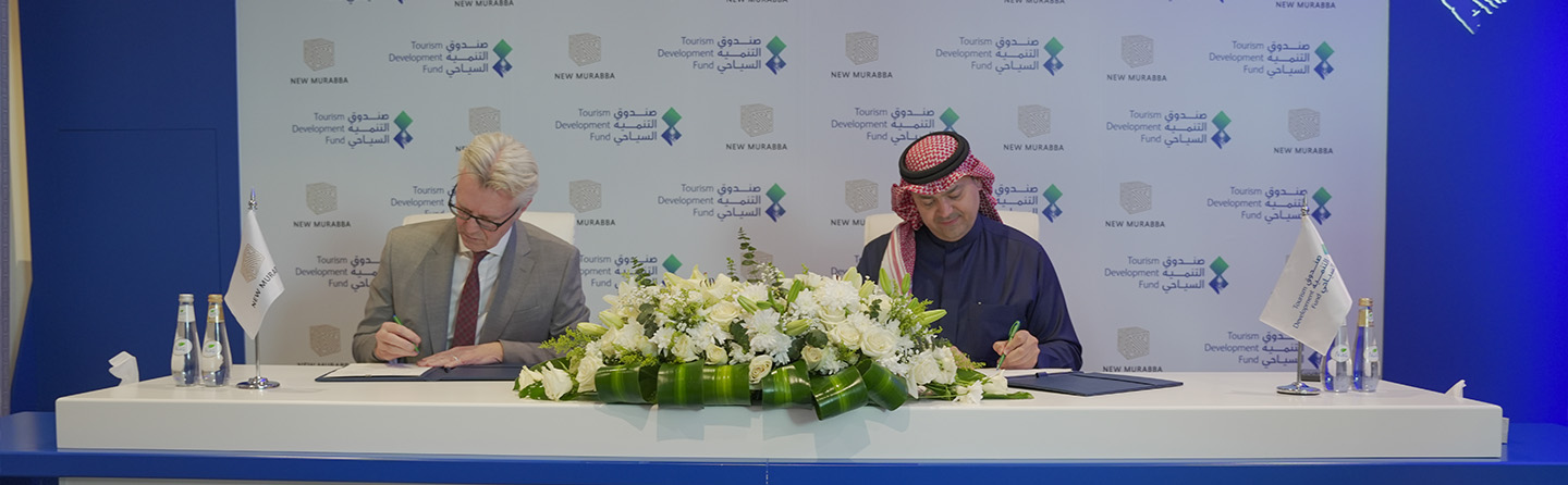 رجلان يوقعان اتفاقية بين مربع الجديدة وصندوق السياحة لبناء وسط مدينة الرياض الجديد