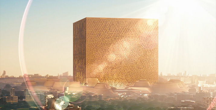 مبنى المكعب - ايقونة نعمارية مستقبلية حيث تتلألأ بنقوشه المعقدة في ضوء الشمس، مرتفعًا أمام أفق المدينة.